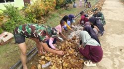 Hari Libur, Anak-anak SD Berinisiatif Bantu Satgas TMMD Meratakan Batu Rabat Beton