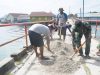 Satgas TMMD dan Warga Gotong Royong Cat Dermaga Desa Umbele