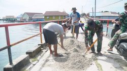 Satgas TMMD dan Warga Gotong Royong Cat Dermaga Desa Umbele