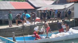 Satgas TMMD dan Warga Gotong Royong Muat Pasir untuk Percepat Pembangunan Rabat Jalan Beton