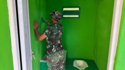 Satgas TMMD Ke-129 Lanjutkan Pengecatan MCK SDN Umbele di Desa Pulau Dua