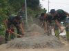 Prajurit Satgas TMMD Ke-129 Genjot Pekerjaan Rabat Jalan Beton di Desa Polewali