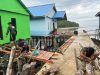Satgas TMMD Ke-129 Kodim 1311/Morowali Bangun Tangga Rumah Ibu Salawiyah di Desa Polewali