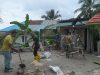 Pemasangan Seng dan Plester Dinding Luar MCK Masjid Quba Terus Berjalan di Desa Umbele