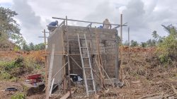 Pengerjaan MCK Masjid Desa Polewali Berlanjut, Satgas TMMD Ke-129 Fokus Pemasangan Atap Seng dan Plester Dinding