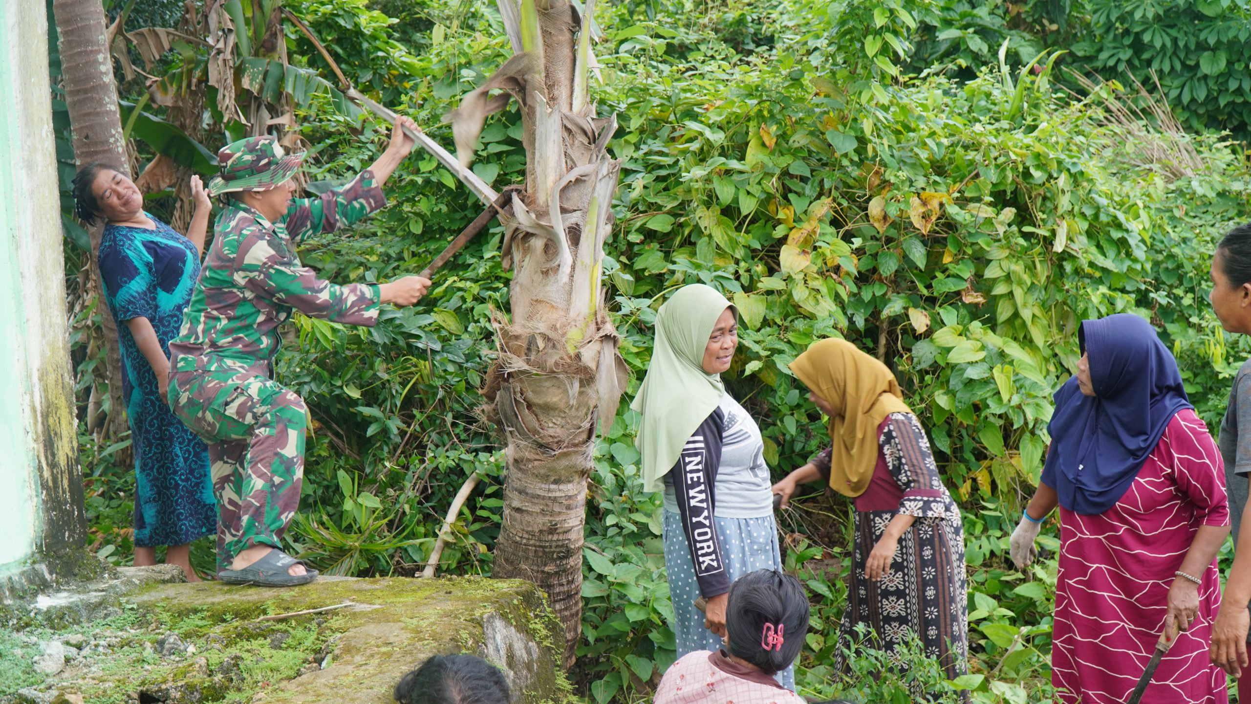 Ibu-ibu PKK Desa Polewali Antusias Kerja Bakti Bersama Satgas TMMD Ke-129