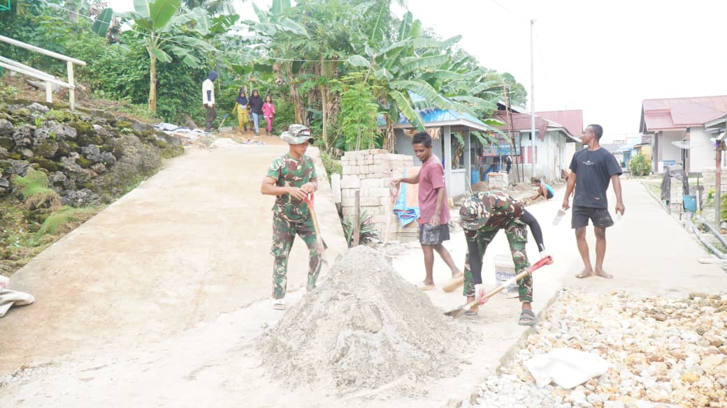 Di Bawah Terik Matahari, Satgas TMMD Ke-129 Tetap Genjot Pembangunan Rabat Beton di Desa Polewali