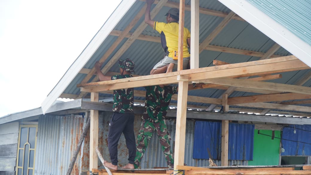 Renovasi RTLH Milik Ibu Syamsiah Terus Berlanjut, Satgas TMMD Pasang Rangka Dinding Kalsiboard