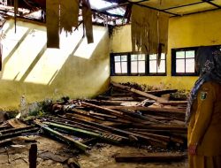 Atap Sekolah Ambruk, Siswa SD di Lampung Timur Terpaksa Belajar Bergantian