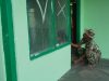 Satgas TMMD Ke-129 Kodim 1311/Morowali Lanjutkan Renovasi RTLH Milik Bapak Hardi pasang pintu