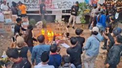 Hari Ketiga Demo di Kejari Pati Memanas, Massa Bakar Keranda dan Lempar Bangkai Ayam