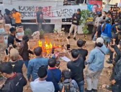 Hari Ketiga Demo di Kejari Pati Memanas, Massa Bakar Keranda dan Lempar Bangkai Ayam