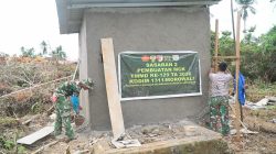 Satgas TMMD Ke-129 Kodim 1311/Morowali Lanjutkan Pekerjaan Plester Dinding MCK Masjid Desa Polewali