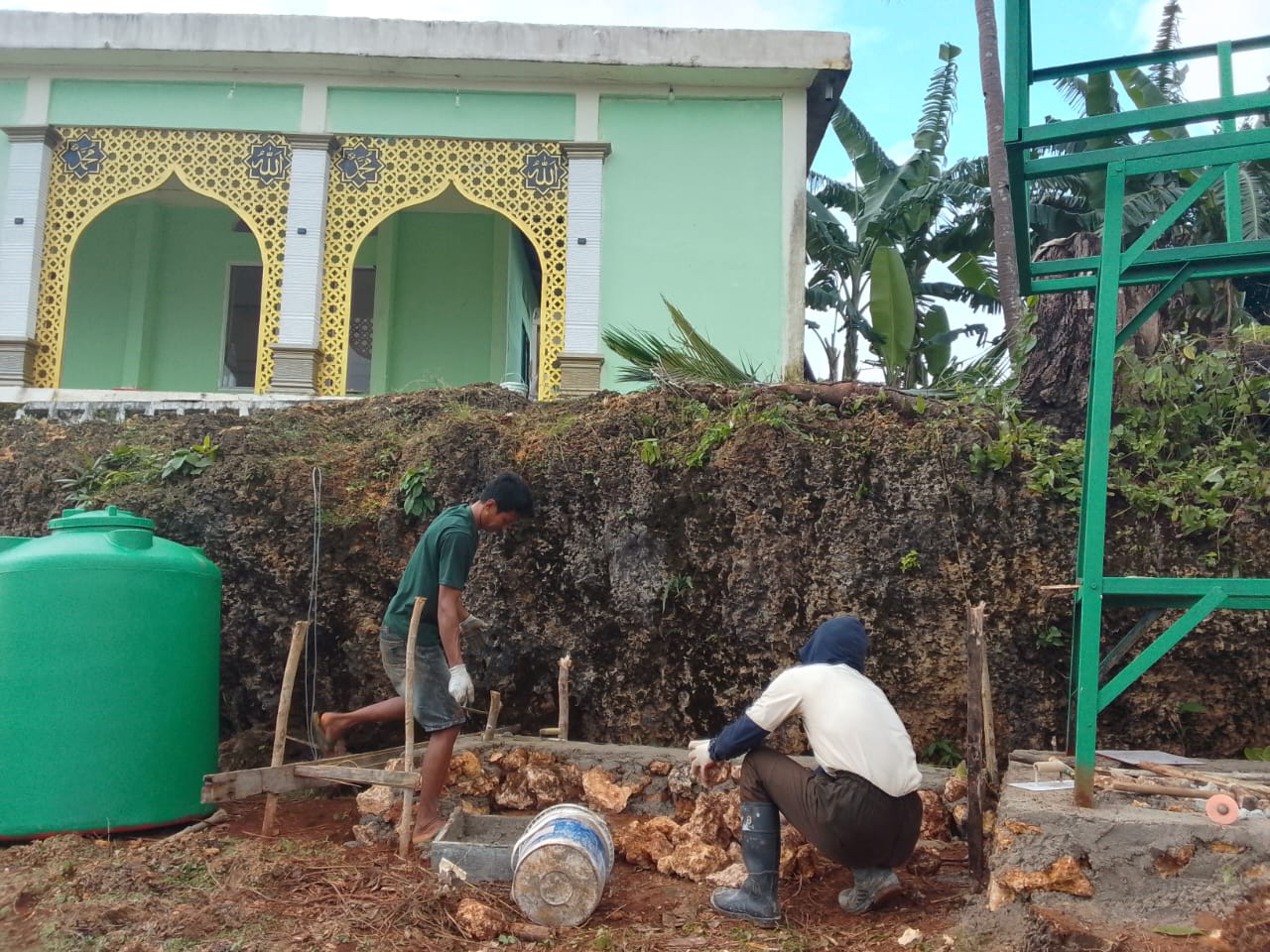 Satgas TMMD Bersama Warga Laksanakan Pengecoran Dudukan Tandon Air di Masjid Desa Polewali