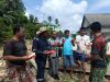 Utamakan Keselamatan Kerja, Satgas TMMD Bagikan Sarung Tangan kepada Warga Saat Pengecoran Rabat Beton