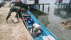 Satgas TMMD Ke-129 Bersama Warga Gotong Royong Turunkan Material Pembangunan di Desa Polewali