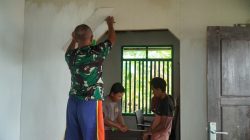 Satgas TMMD Bersama Warga Lanjutkan Tahap Finishing Renovasi RTLH Milik Bapak Hardi di Desa Pulau Dua