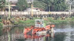 Petugas Gabungan Bersihkan Kanal Banjir Barat