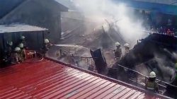 18 Unit Pemadam Atasi Kebakaran Kios di Tambora