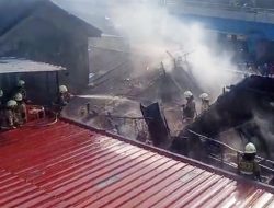 18 Unit Pemadam Atasi Kebakaran Kios di Tambora