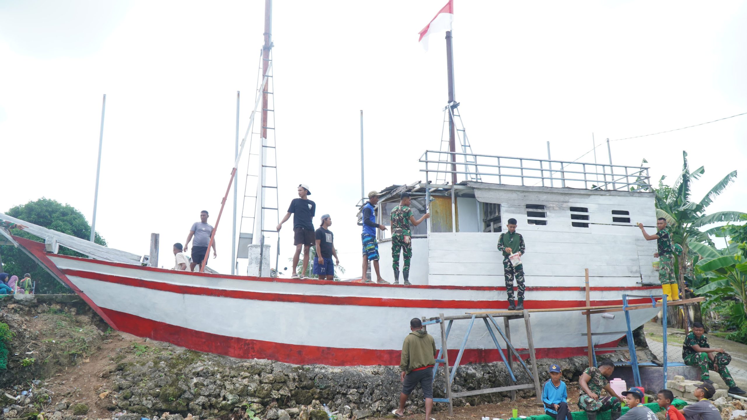 Satgas TMMD Ke-129 Kodim 1311/Morowali Bersama Warga Percantik Miniatur Kapal di Desa Umbele