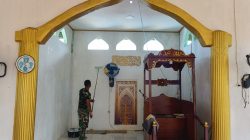 Pengecatan Masjid di Desa Polewali Terus Dikerjakan Satgas TMMD Ke-129