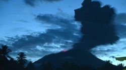 Gunung Ibu Erupsi, Kolom Abu Capai 200 Meter dan Mengarah ke Timur Laut