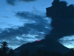 Gunung Ibu Erupsi, Kolom Abu Capai 200 Meter dan Mengarah ke Timur Laut