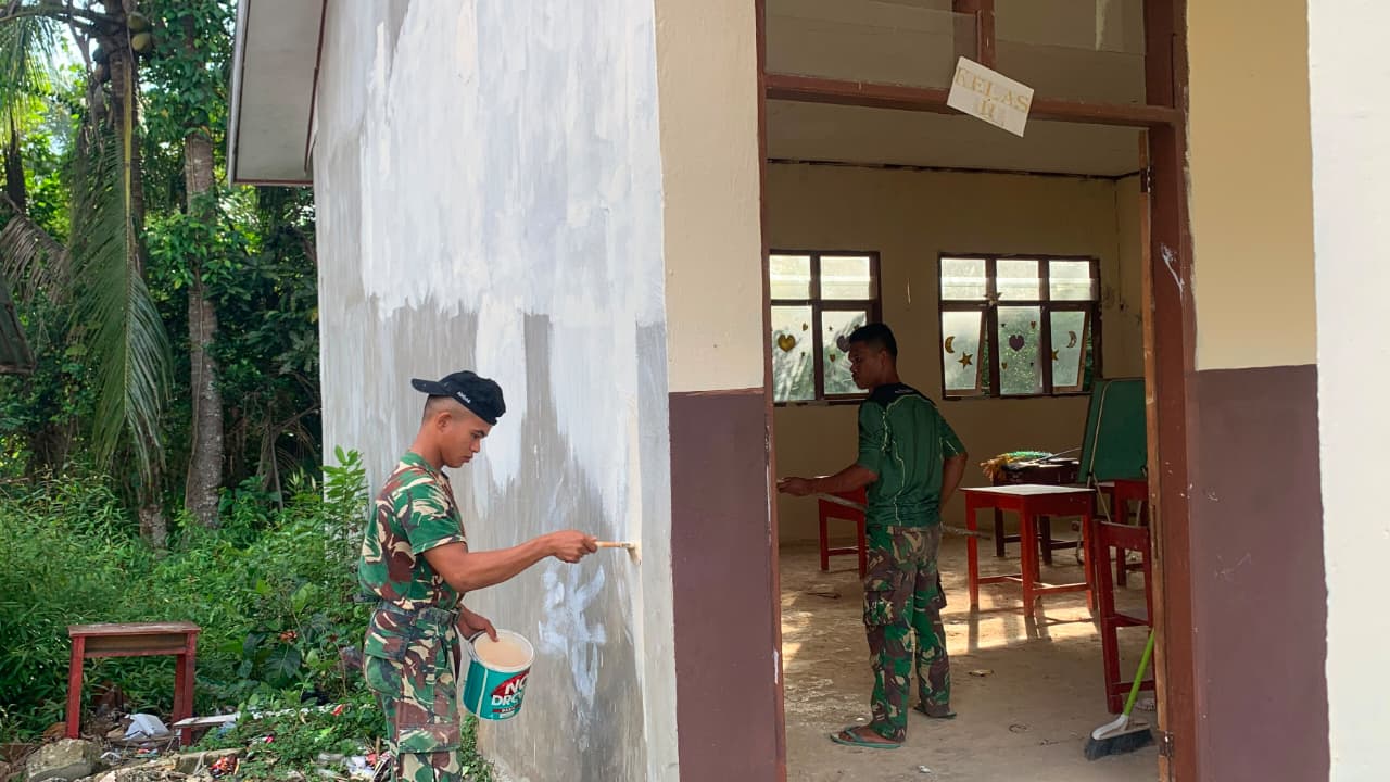 Satgas TMMD Kembali Lanjutkan Pengecatan SMP Negeri 2 Umbele
