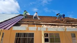 Atap SMP Negeri Umbele Dibongkar Satgas TMMD, Awali Proses Rehabilitasi Sekolah