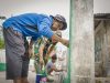 Kebersamaan Satgas TMMD dan Warga Warnai Pengecatan Pagar di Desa Umbele Lama