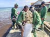 Satgas TMMD Angkut Material Pasir dari Pelabuhan Gunakan Kendaraan Roda Dua