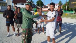 Satgas TMMD Serahkan Bantuan Bola Kaki kepada Karang Taruna Desa Umbele