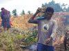 Masyarakat Desa Polewali Bergotong Royong Bersama Satgas TMMD Angkut Material Program Manunggal Air Bersih
