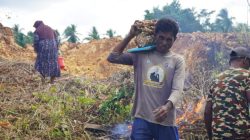 Masyarakat Desa Polewali Bergotong Royong Bersama Satgas TMMD Angkut Material Program Manunggal Air Bersih