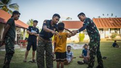 Di Sela Pekerjaan TMMD, Satgas Latih PBB Siswa Hadapi Lomba Gerak Jalan