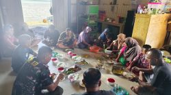 Kebersamaan Terjalin Erat, Personel Satgas TMMD Makan Bersama di Rumah Warga