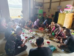 Kebersamaan Terjalin Erat, Personel Satgas TMMD Makan Bersama di Rumah Warga