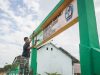Satgas TMMD Laksanakan Pengecatan Papan Nama SD Negeri Polewali