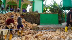 Satgas TMMD dan Warga Gotong Royong Pasang Tangga Program Manunggal Air Bersih di Desa Polewali