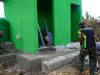 Satgas TMMD Laksanakan Pengecoran Lantai MCK Masjid di Desa Polewali