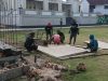 Satgas TMMD Bersama Masyarakat Bangun Gapura TMMD di Desa Umbele