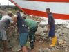Satgas TMMD Bersama Masyarakat Perbaiki Saluran Air yang Rusak