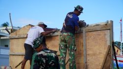 Satgas TMMD Bersama Masyarakat Desa Umbele Gotong Royong Bangun Gapura/Prasasti TMMD