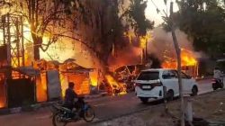 Kebakaran Hebat Hanguskan Kios Pedagang Dekat Jembatan Babat-Lamongan