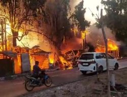 Kebakaran Hebat Hanguskan Kios Pedagang Dekat Jembatan Babat-Lamongan