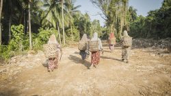 Jalan TMMD Mudahkan Aktivitas Ibu-Ibu Membawa Hasil Kebun