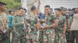 Jaga Kebugaran, Satgas TMMD Ke-129 Bagikan Minuman kepada Anggota