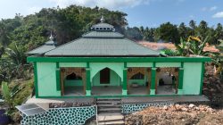 Satgas TMMD Ke-129 Laksanakan Pengecatan Masjid di Desa Polewali