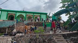 Antusiasme Warga Desa Polewali Tinggi, Kompak Laksanakan Kerja Bakti di Masjid